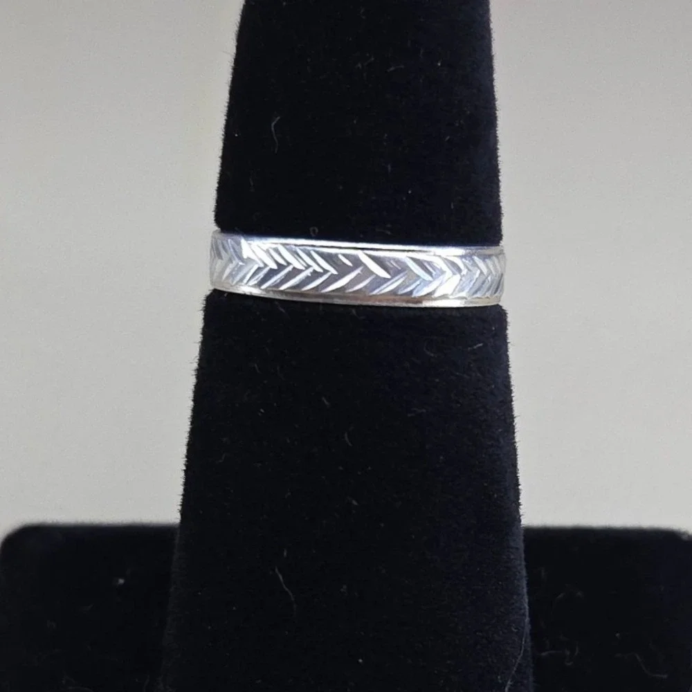 Silver Tone Engraved Chevron Herringbone Pattern Band Ring Size 7